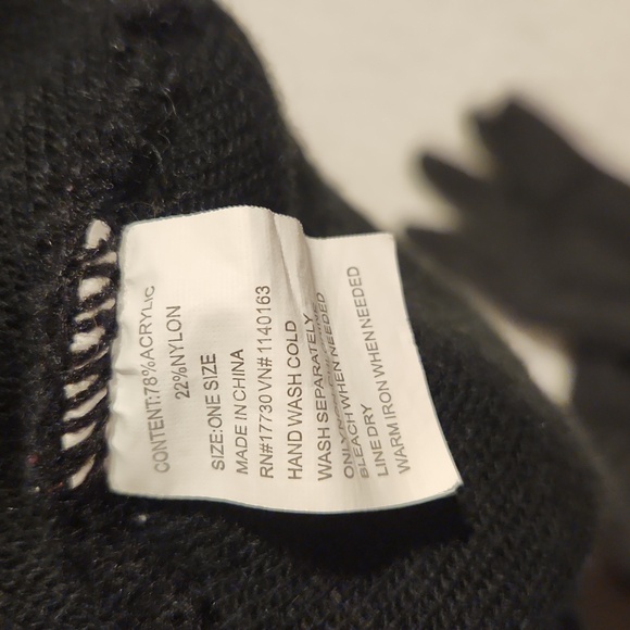 2 hats and 2 pairs of gloves- kids - Picture 5 of 5